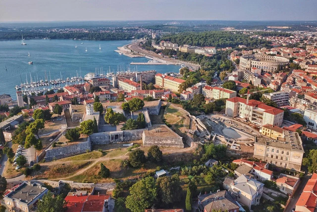 Candler'S Old Town Apartments Пула